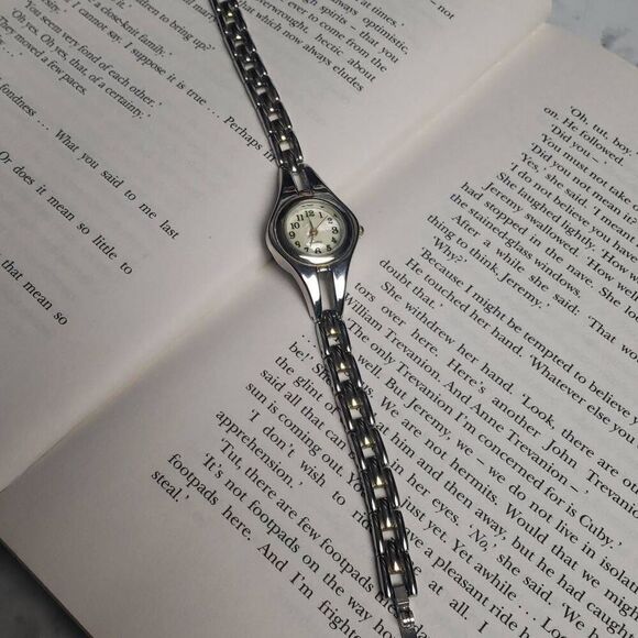 Vintage Japan Silver Mother of Pearl Woman's Watch - Picture 4 of 9